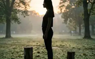 耳鸣调理指南：耳朵嗡嗡响静下来更明显怎么办？(传统养生功法常见问题FAQ)